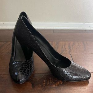 Vaneli Black Crocodile Lolly Pumps